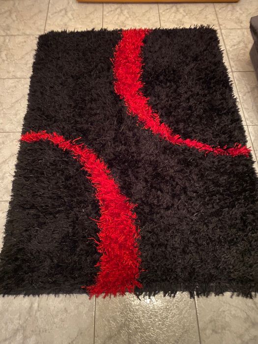 Tapete de sala preto e vermelho