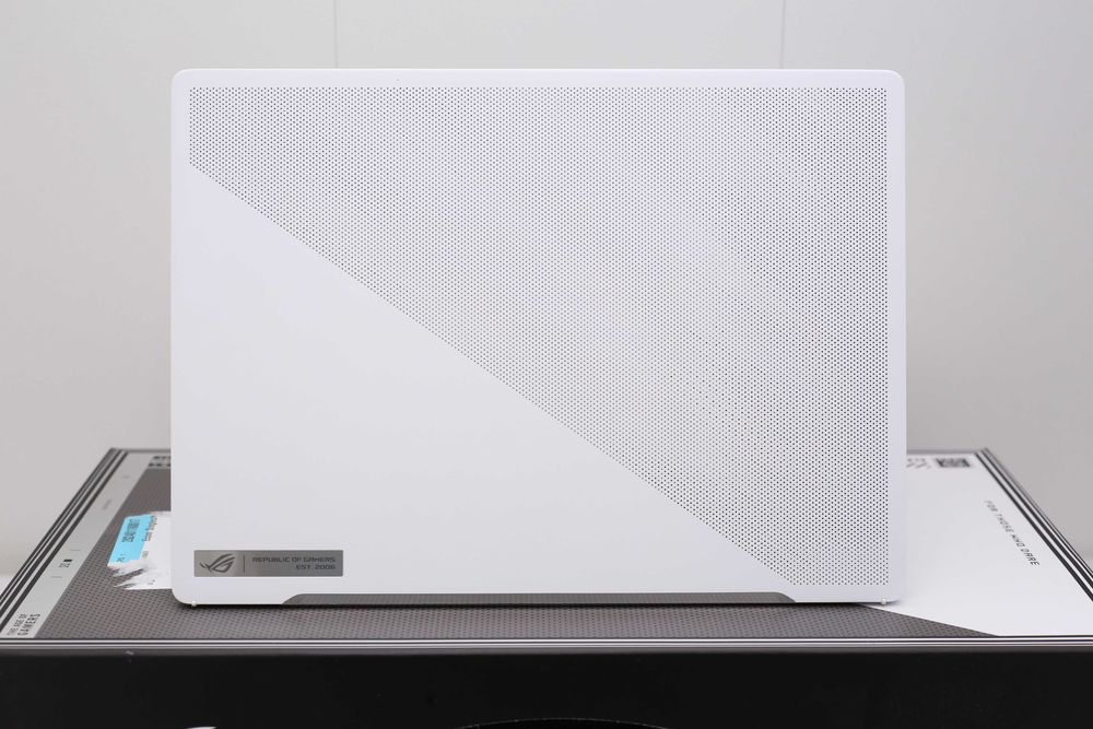 Asus ROG Zephyrus G14 2023 7940HS 16GB 1Tb RTX 4070 8Gb