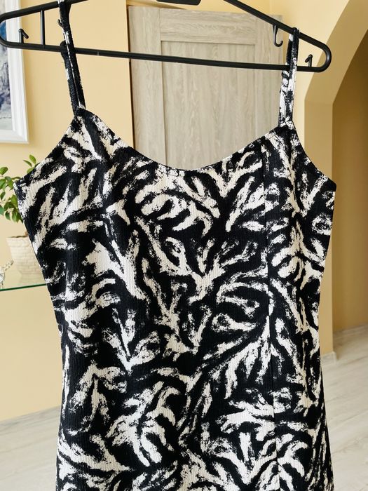 Modna łaciata sukienka na ramiączka Sinsay czarno biała M