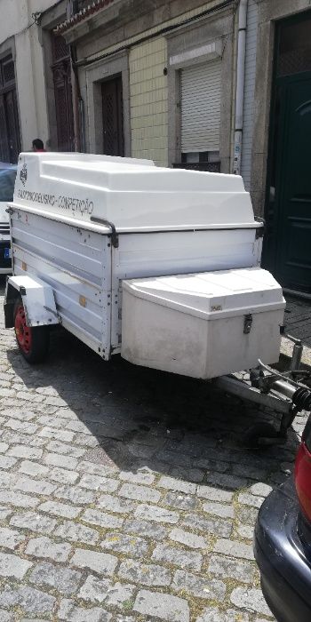 Atrelado com caixa basculante