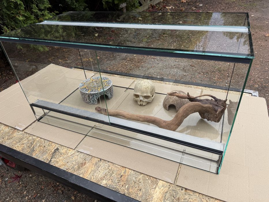 Terrarium dla weża z wyposazeniem  80x40x40