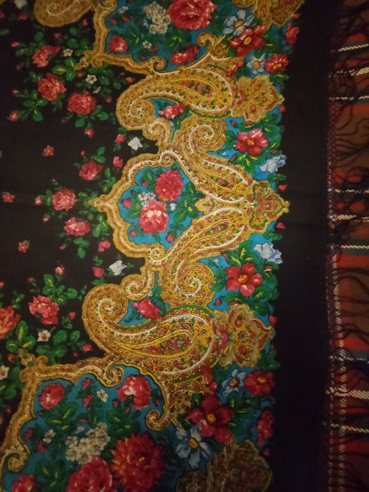 Продаю винтажный женский шерстяной платок