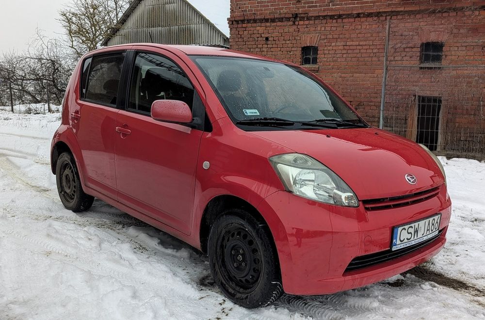 Daihatsu sirion 1.0 70km 9 lat w jednych rękach