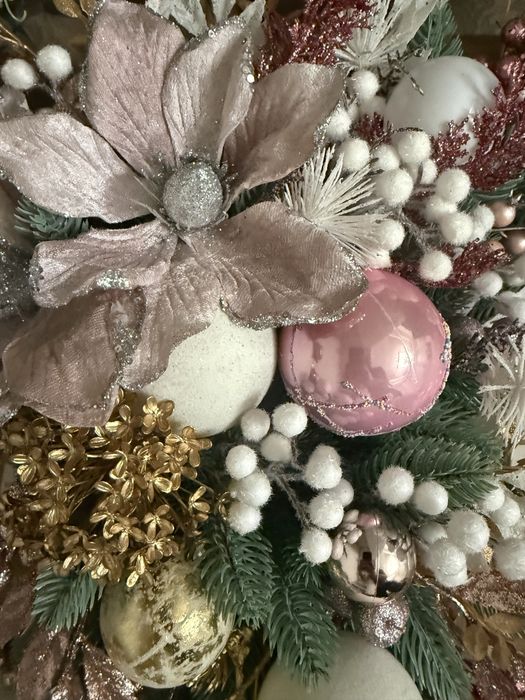 Різдвяна композиція зі штучних квітів