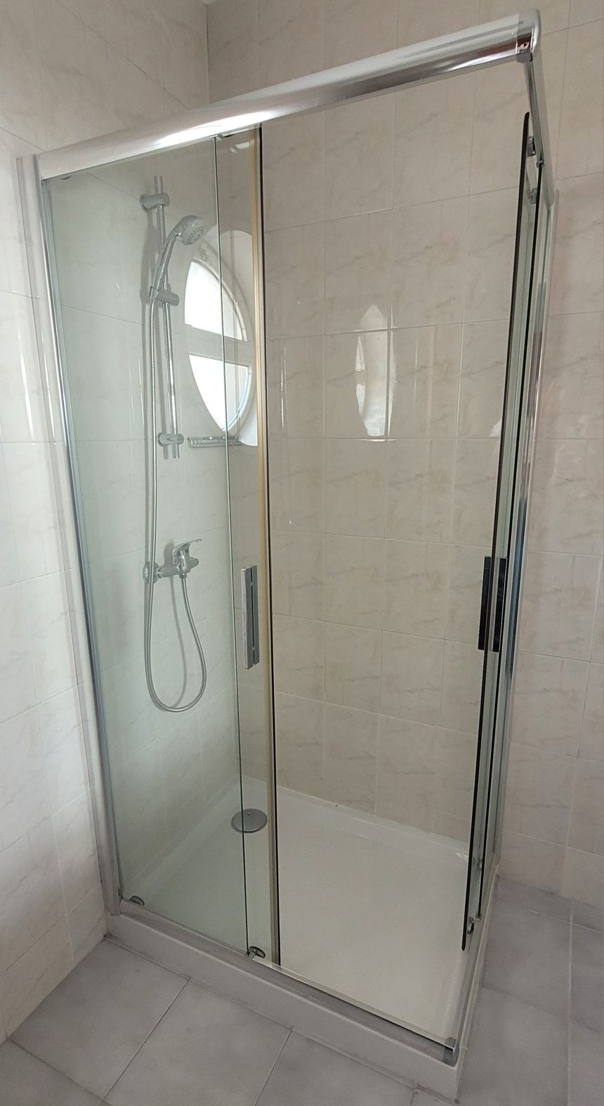 Cabine duche com torneira