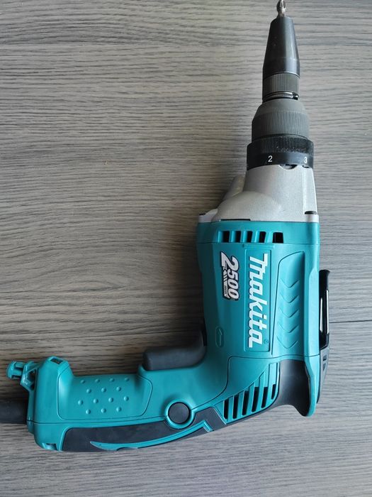 Шуруповерт по гипсокартону Makita FS2700