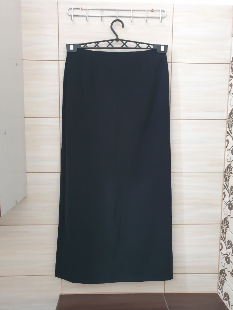 Elegancka czarna spódnica midi 40