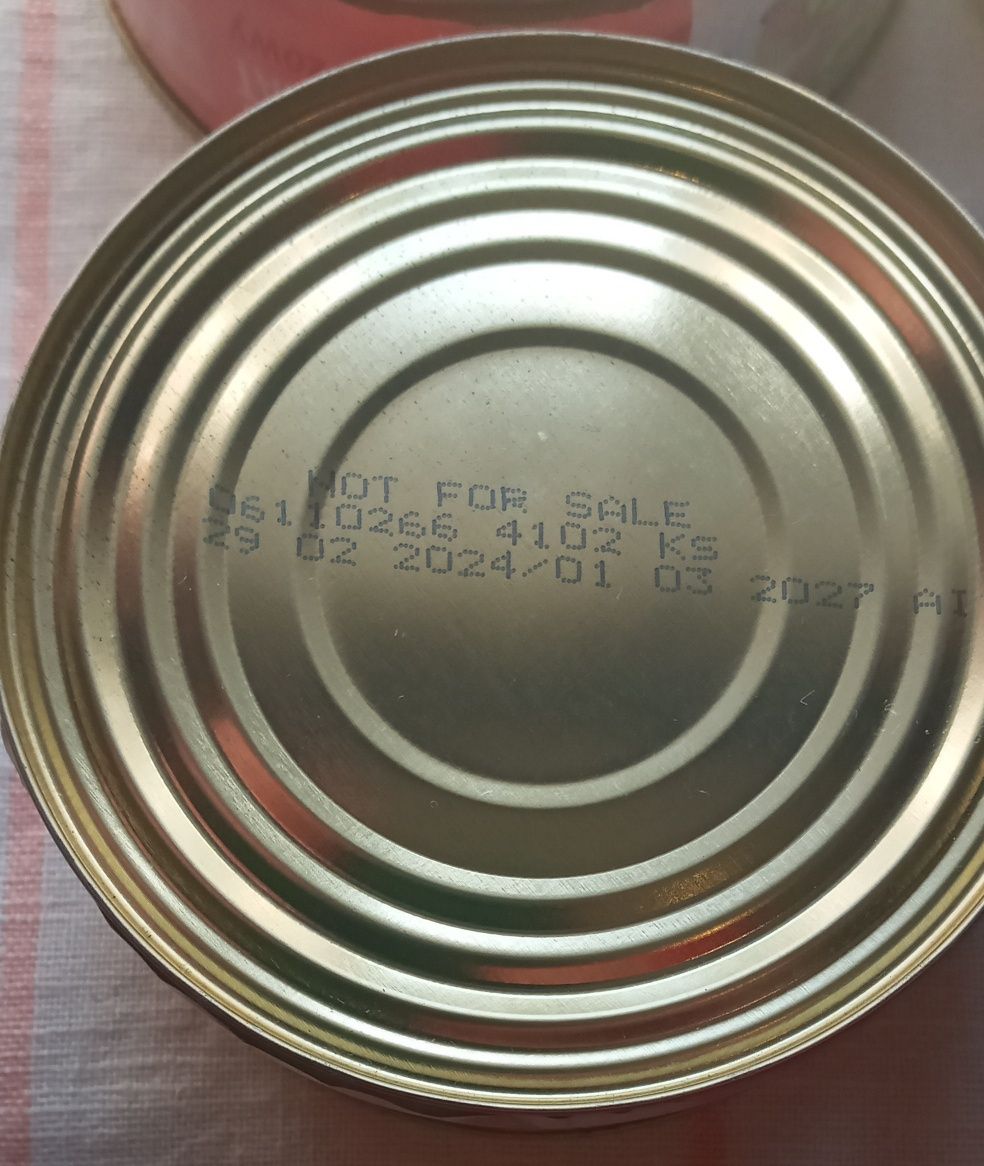 Продукты: мясные консервы колбаса в ж/б.