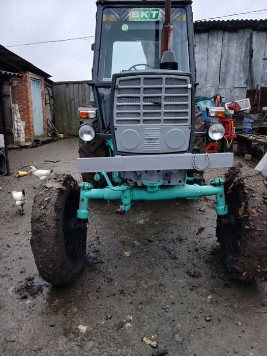 Трактор ЮМЗ 6 в робочему стані