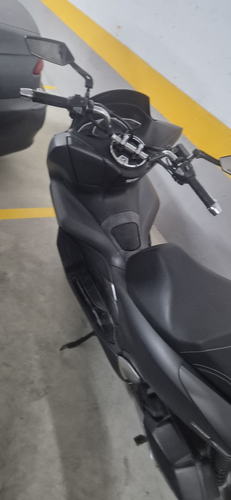 PCX 125cc de garagem
