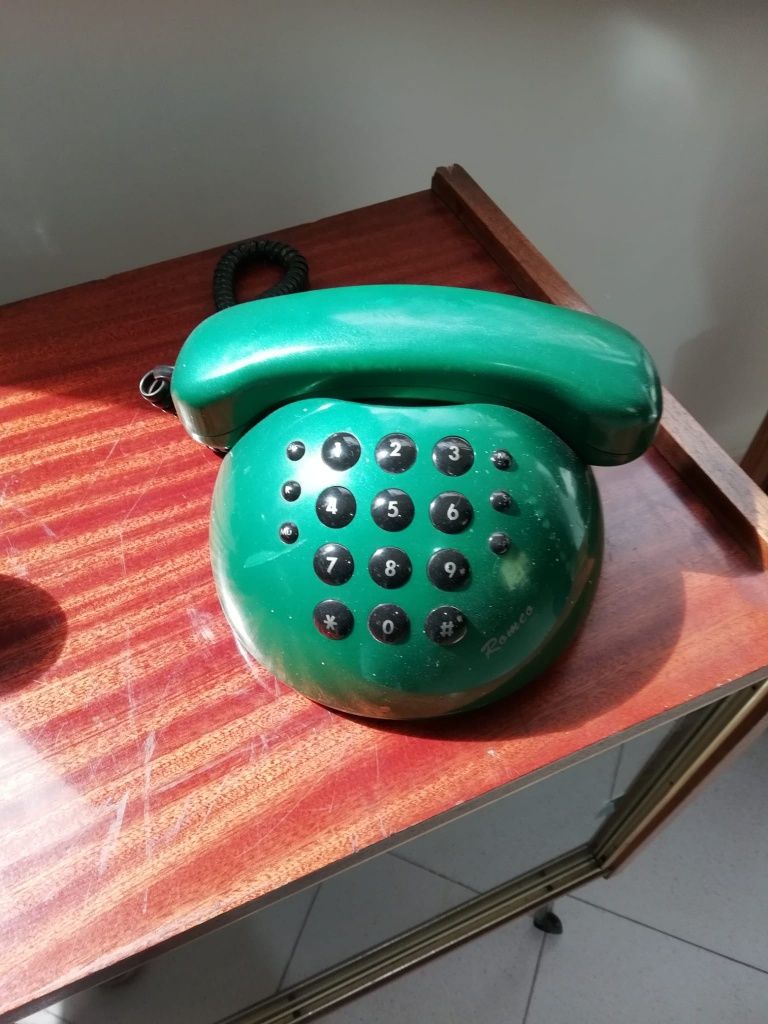 Telefones antigos preto e verde