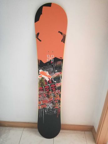 Prancha de snowboard semi-nova + fixadores burton cartel