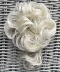 Włosy doczepiane, platynowy blond, kok z lokiem ( 612 )