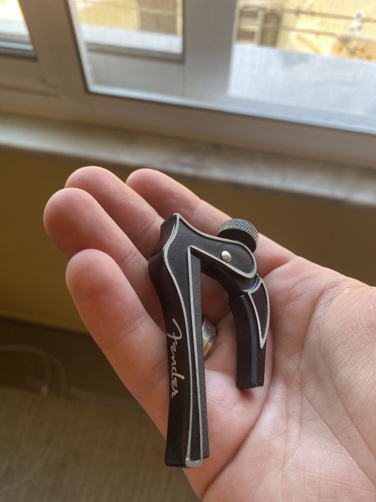 Guitarra acústica c/ suporte e capo da fender