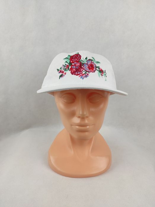 NOWA Biała damska czapka z daszkiem w kwiaty