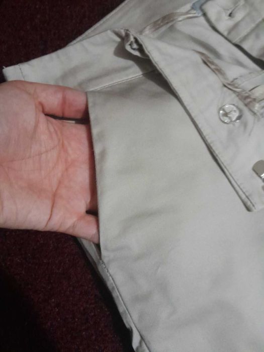 Чорні та білі брюки