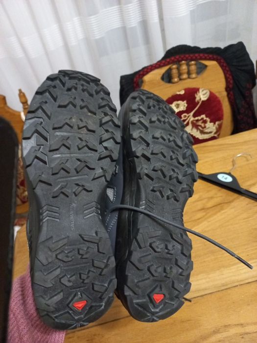 Кросівки жіночі.