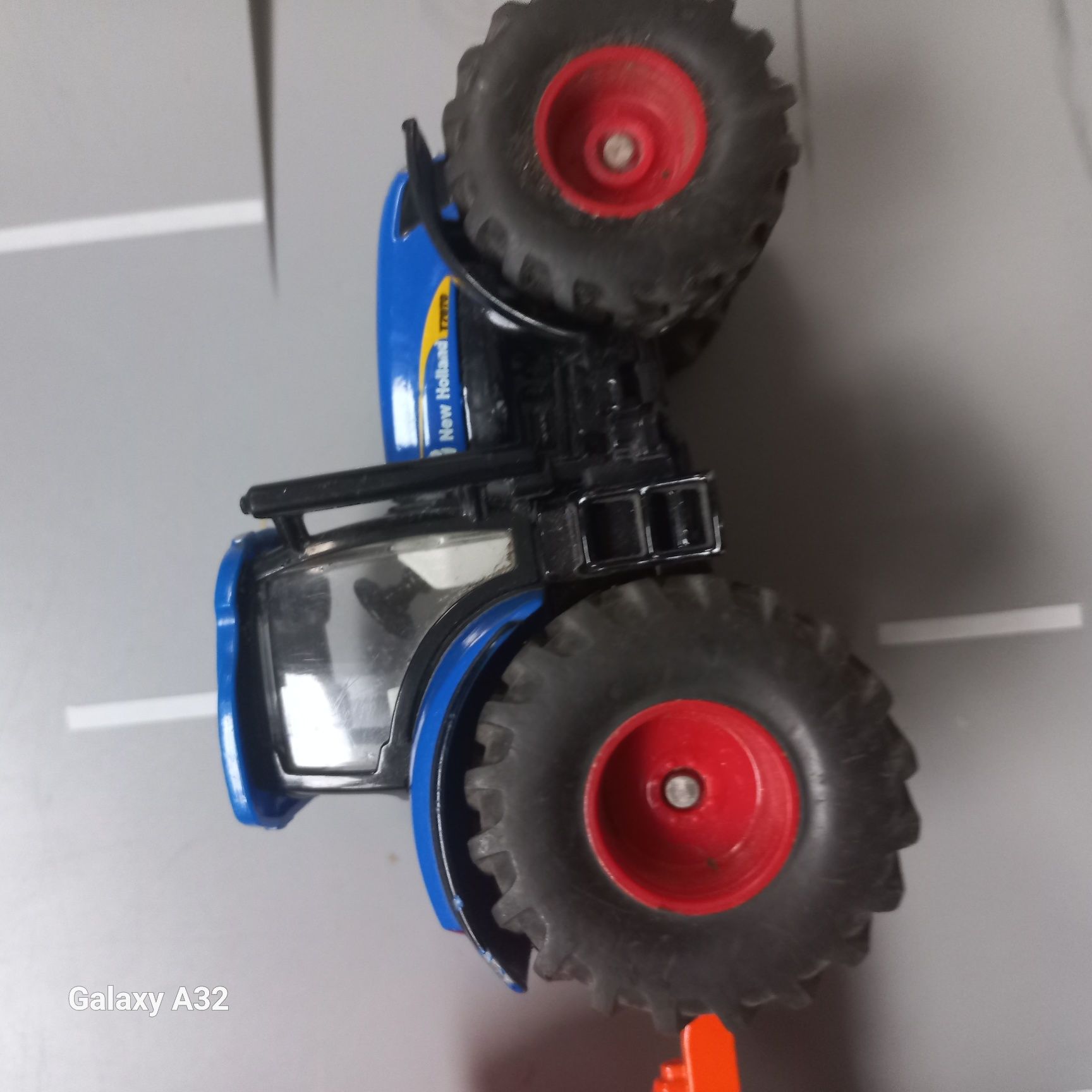 Siku 1:50 traktor new holand z cysterna 23 cm dlugosci