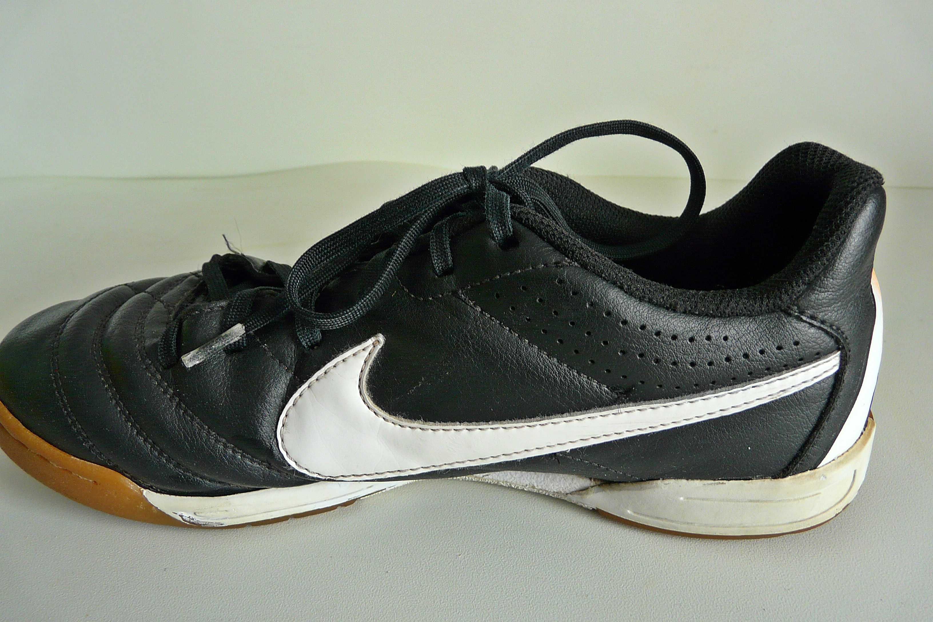 Buty halówki NIKE Tiempo - czarne-r. 36