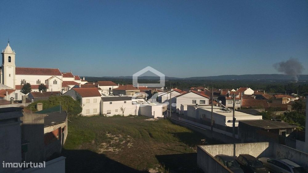 Apartamento tipo T-2 no centro de Pataias.