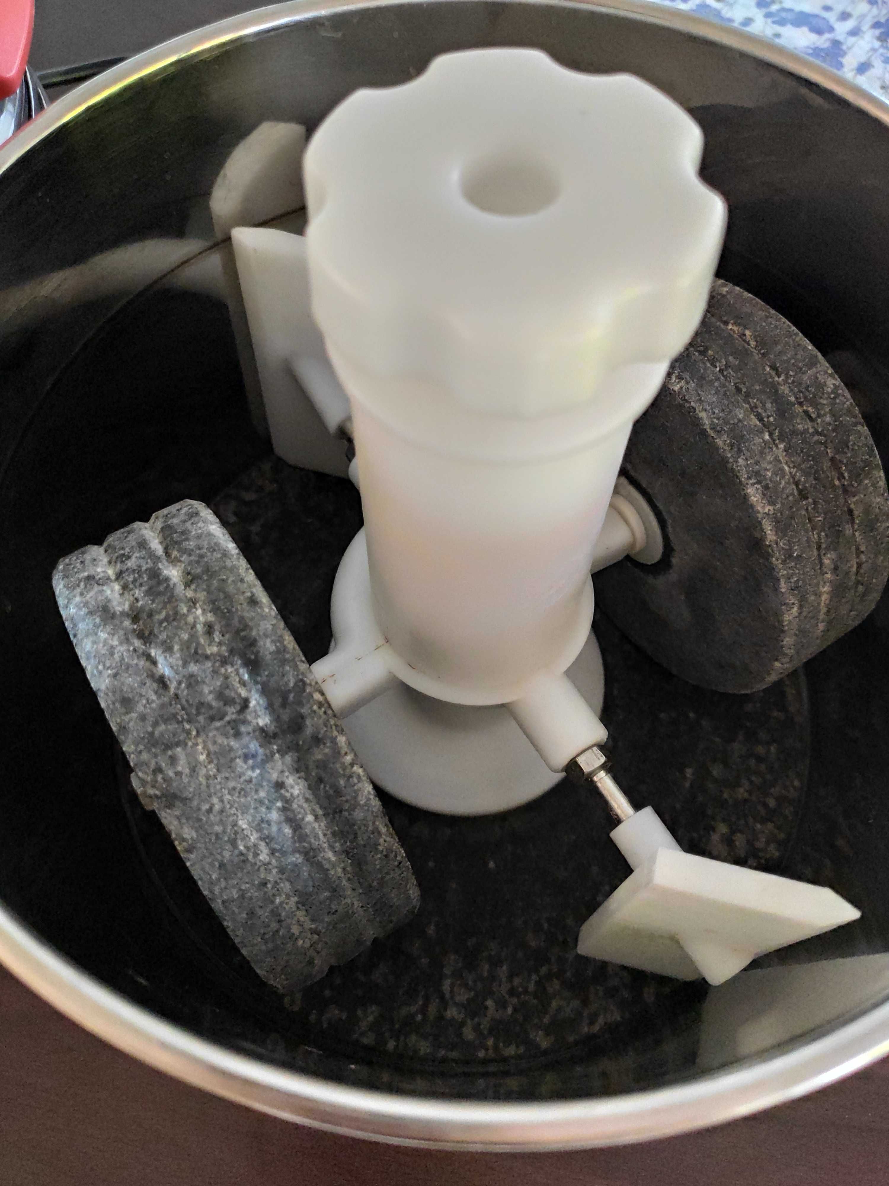 Urządzenie do przygotowywania czekolady,  masła i past z orzechów.