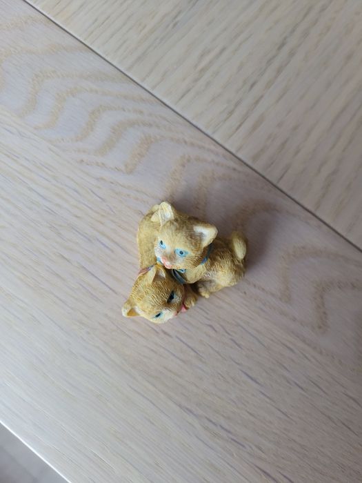 Porcelanowa figurka koty, bawiace się kotki