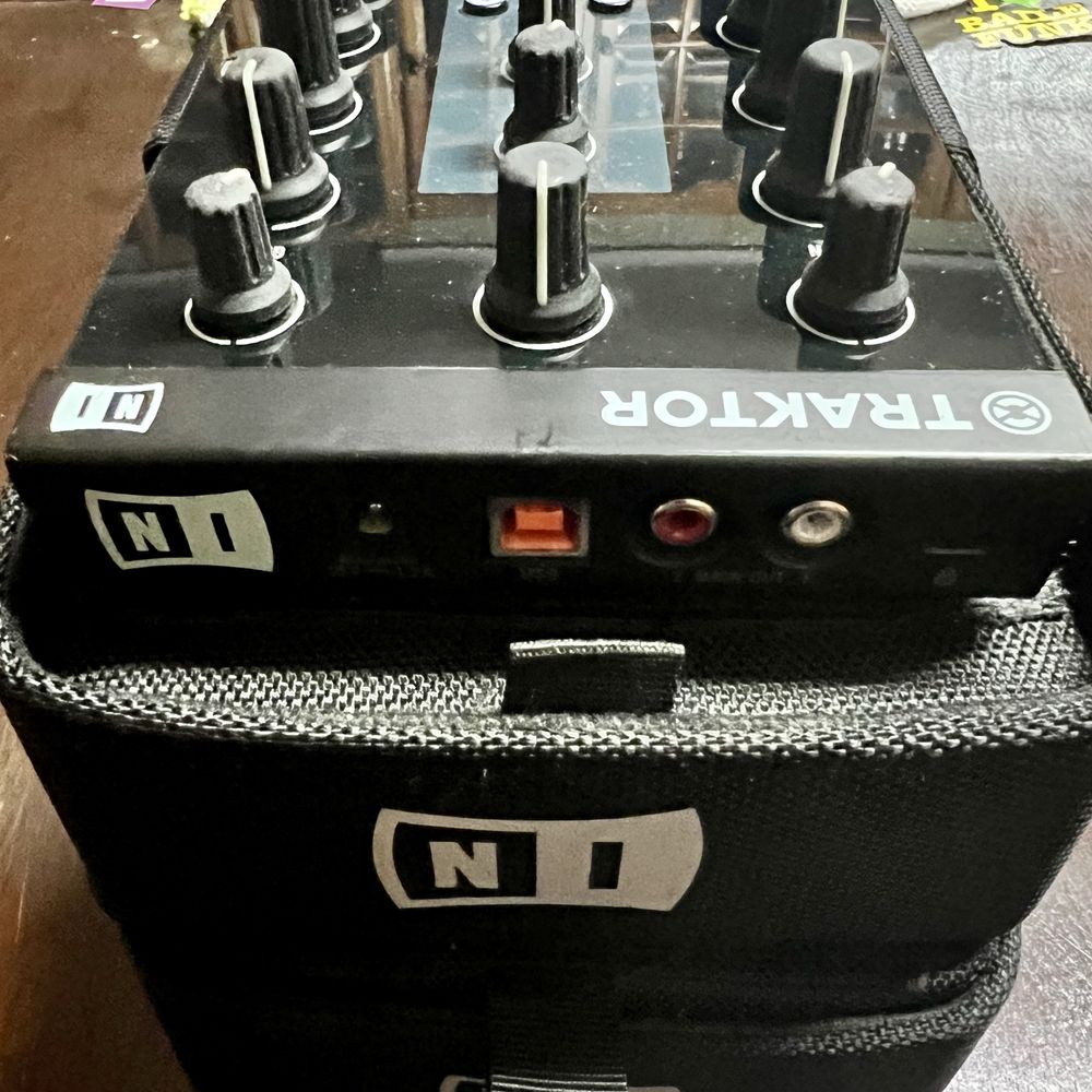 Traktor x1 mkII + Traktor Z1 / controlador e mesa de mistura