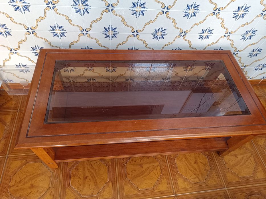 Mesa de madeira com vidro