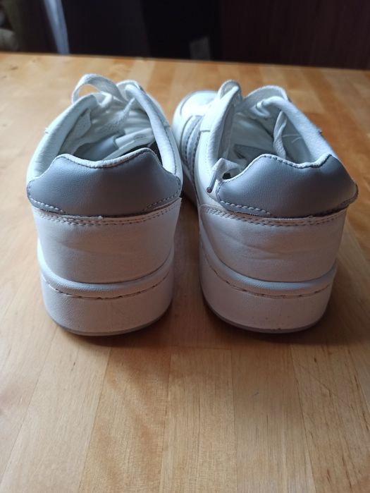 Białe adidasy damskie