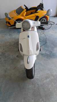 Vespa elétrica criança