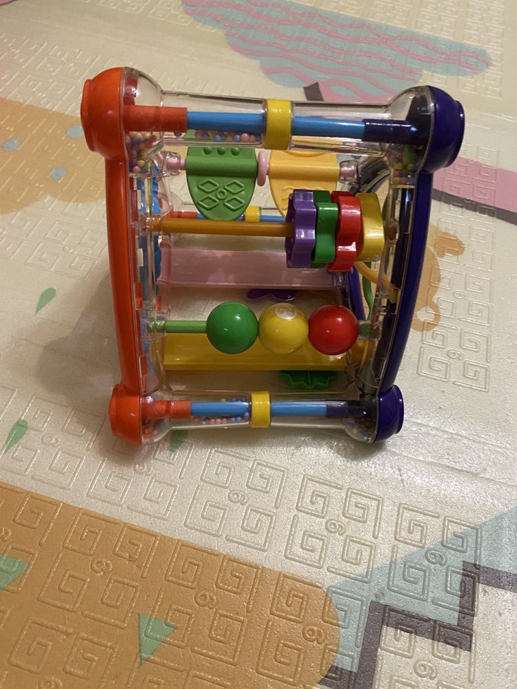 Интерактивная игрушка куб розвивающий бизи