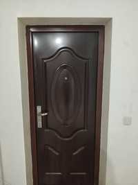 Дверь входная с луткой,замком и ключами