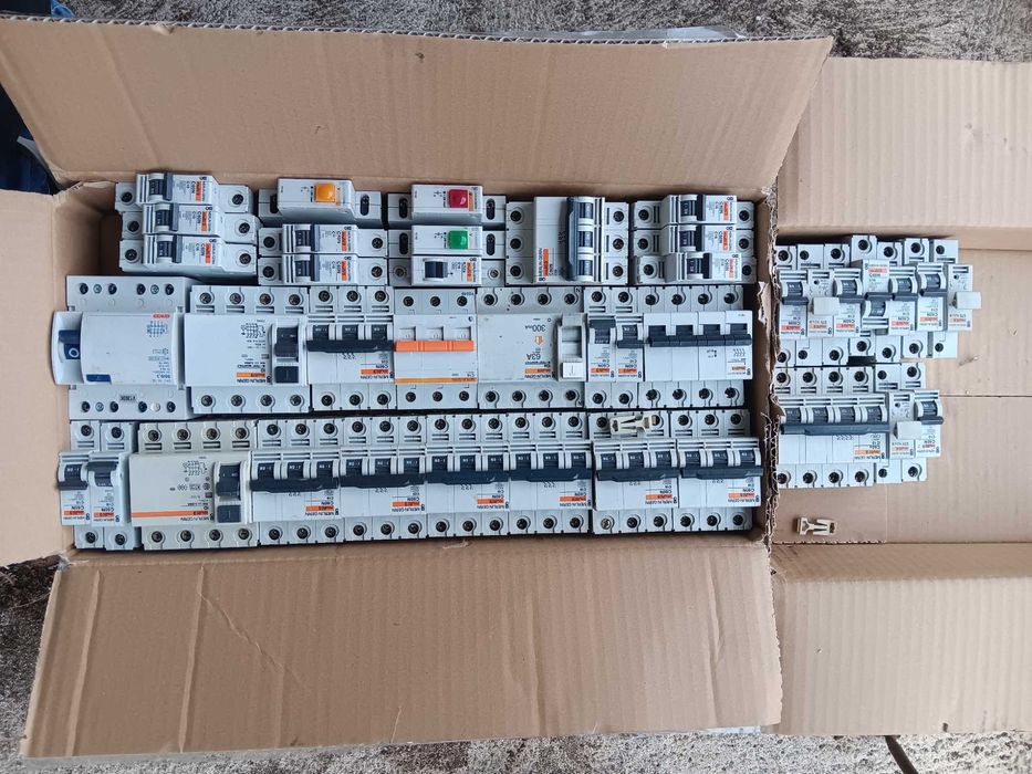 Lote disjuntores vários todos a funcionar