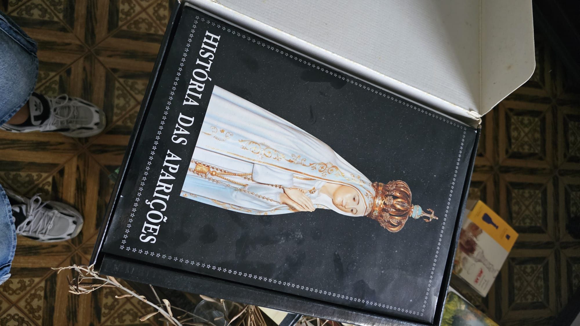 Livro com história das aparições