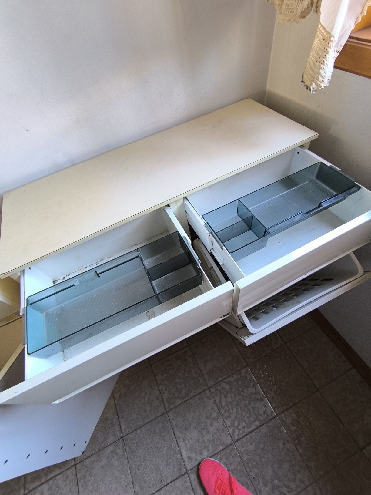 Ofereço 3 blocos de armários antigos de WC marca Allibert