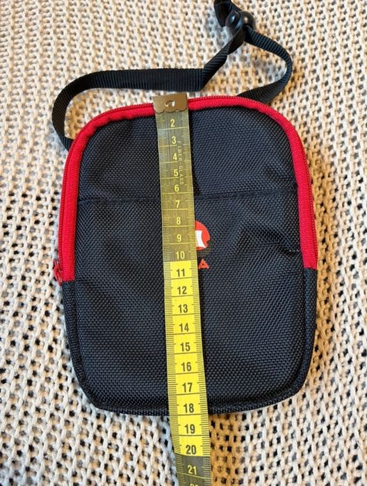 Saszetka podróżna z odpinaną smyczą, licznymi przegrodami