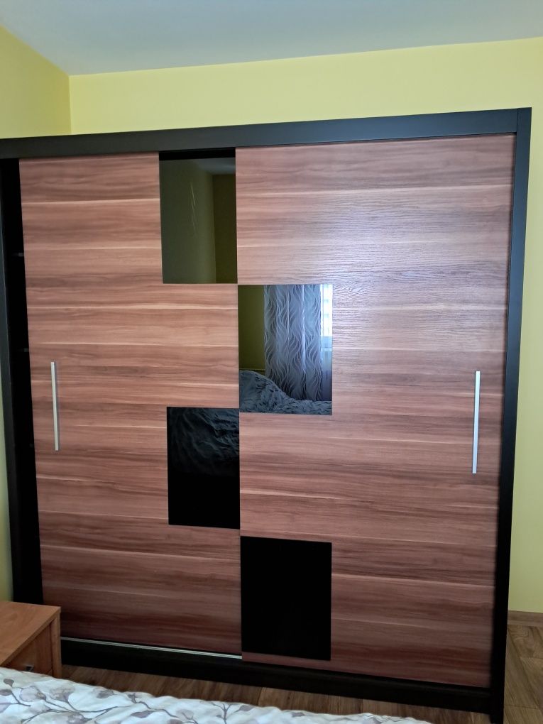 Szafa przesuwna.