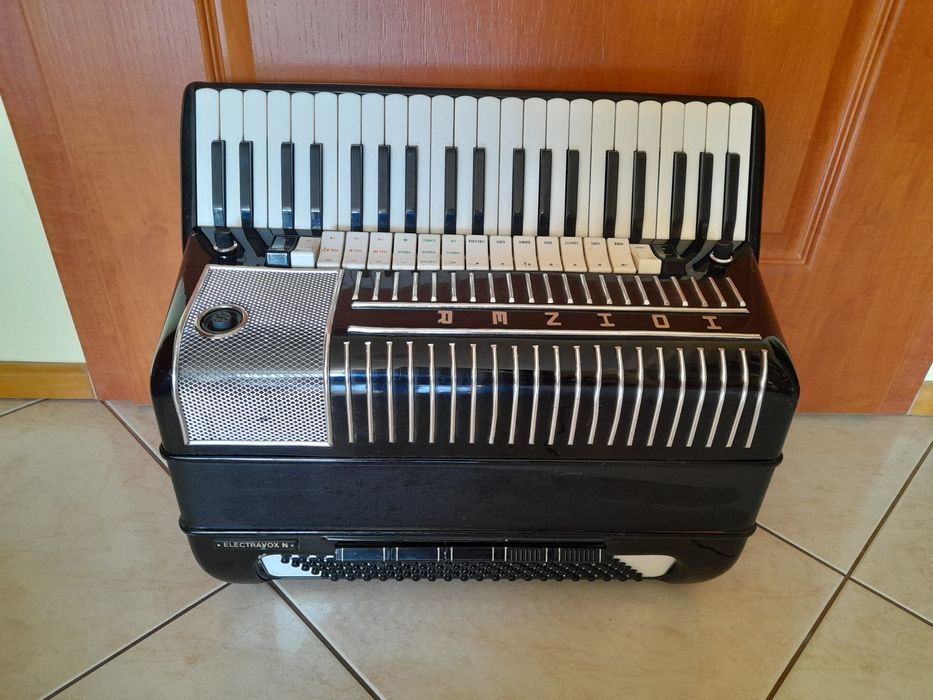 Akordeon Hohner elektryczny 120 basowy