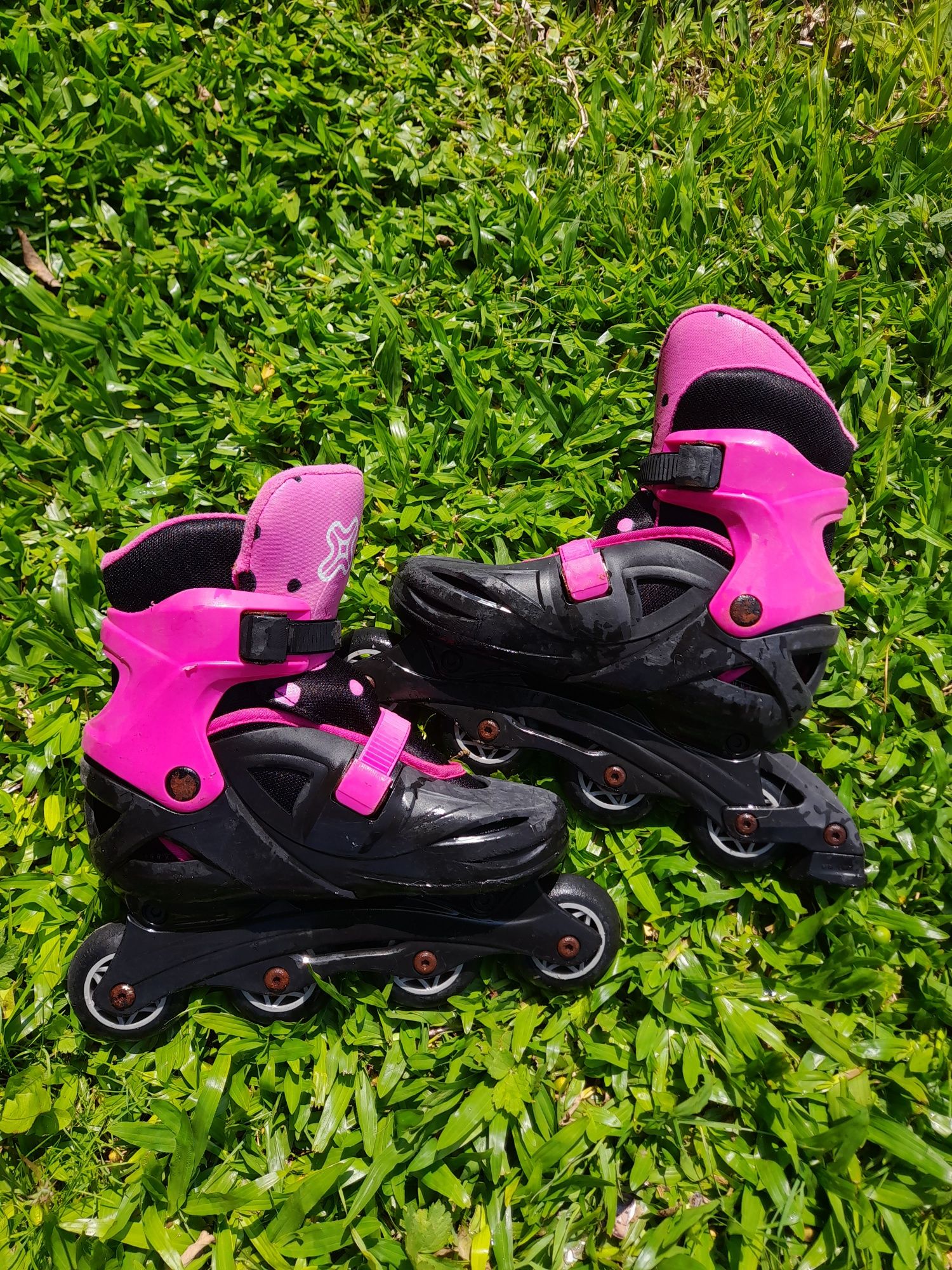 Vendo patins em bom estado, cor de rosa. Tamanho ajustável.