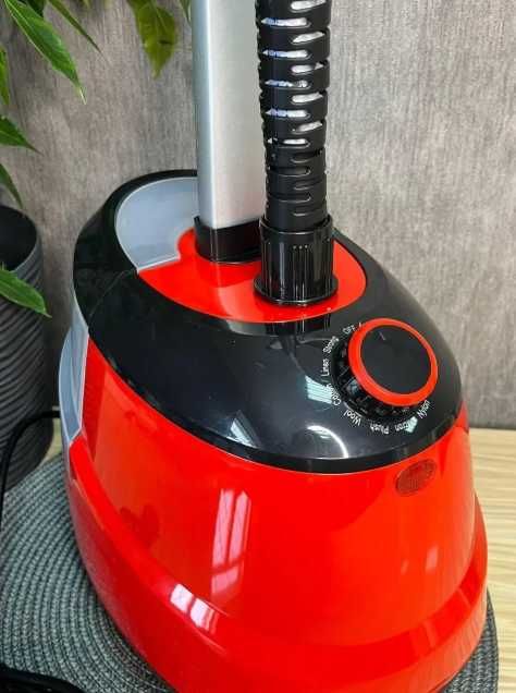 потужний вертикальний відпарювач для одягу зі стійкою праска