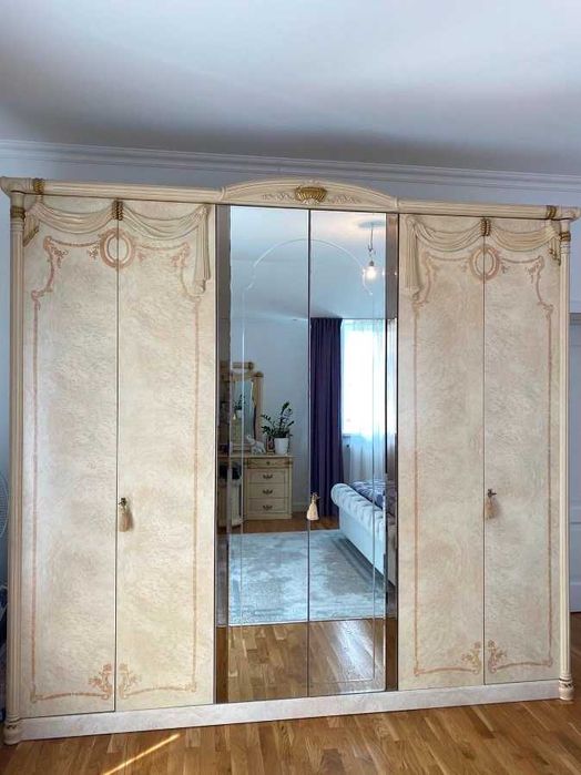 Шафа, туалетний столик та 2 тумби. Виробництво - Італія