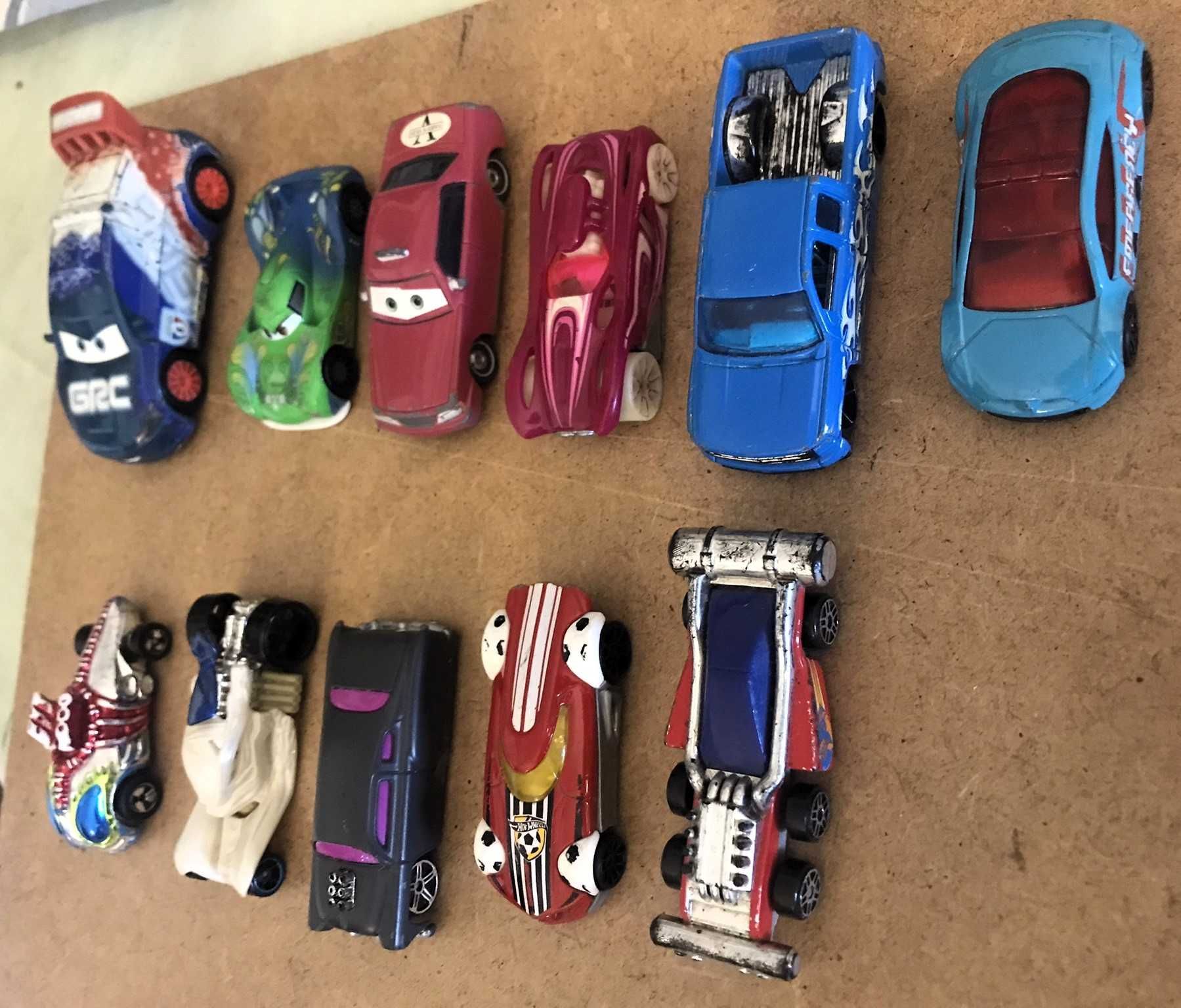 Miniaturas carros HotWheels e Pixar escala 1:64