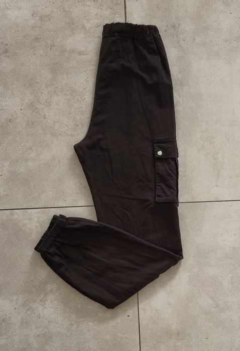 Bojówki, czarne spodnie cargo, joggery, jeansy z wysokim stanem