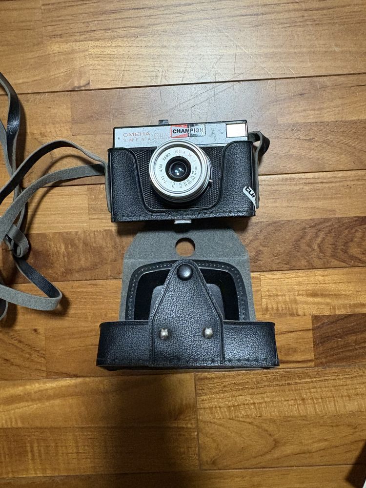 Aparat fotograficzny analogowy marki SMENA 8 M plus statyw