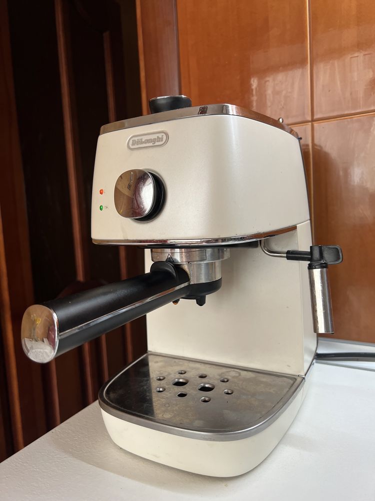 Кавова машина Delonghi ECI341W