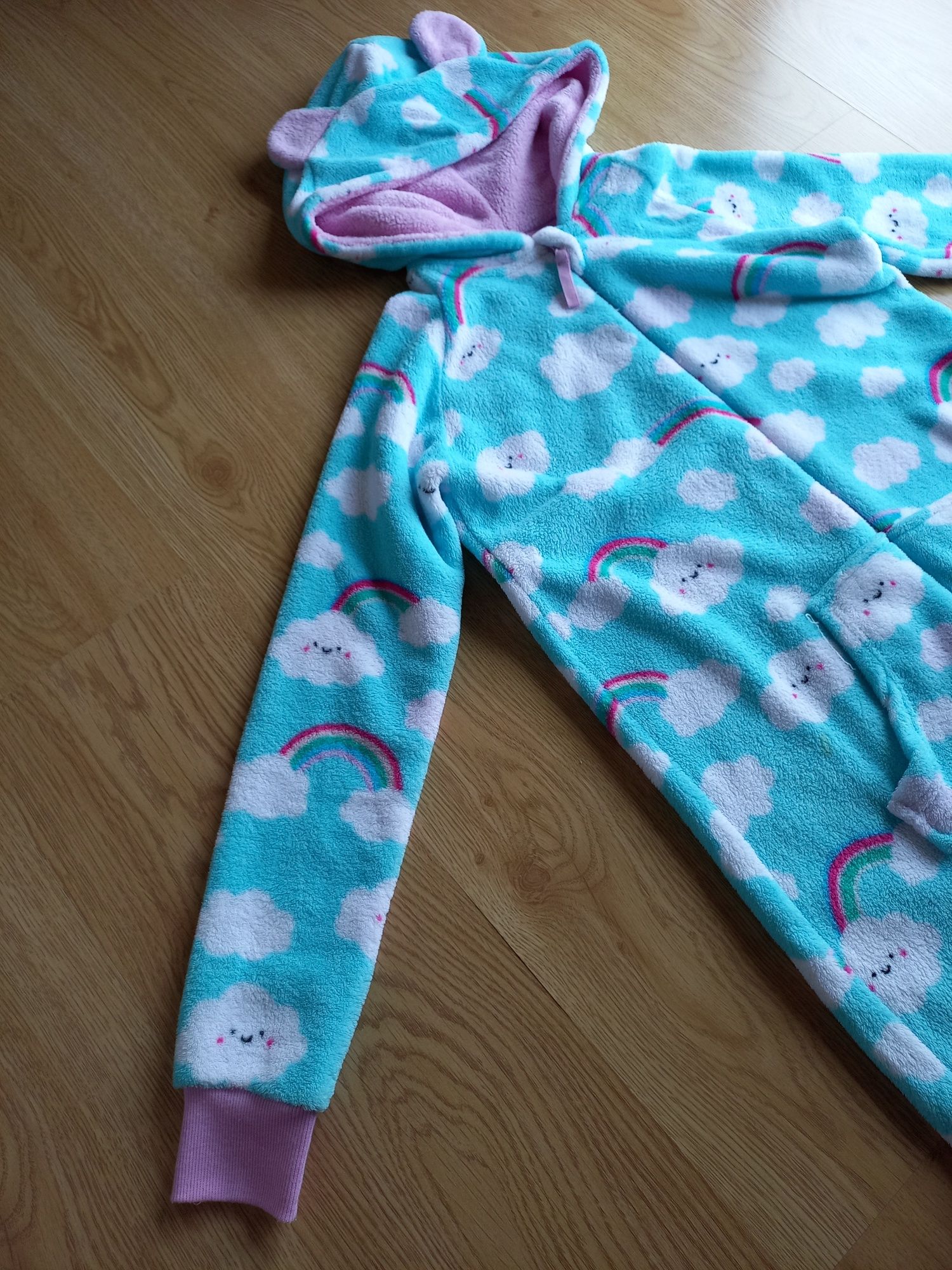 Pijama onzie com nuvens e arco-íris