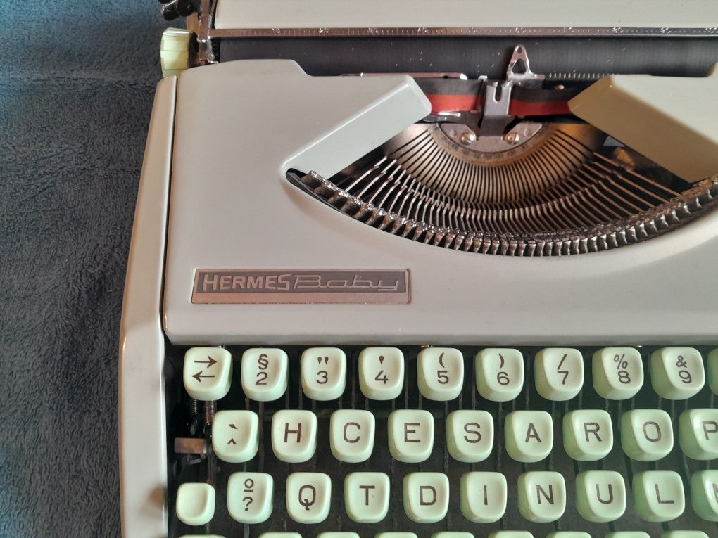 Máquina de escrever Hermes Baby antiga muito bom estado