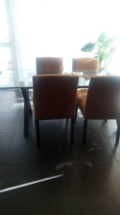 NOVO PRECO  Uma mesa com tampo  de vidro e 4 cadeiras.