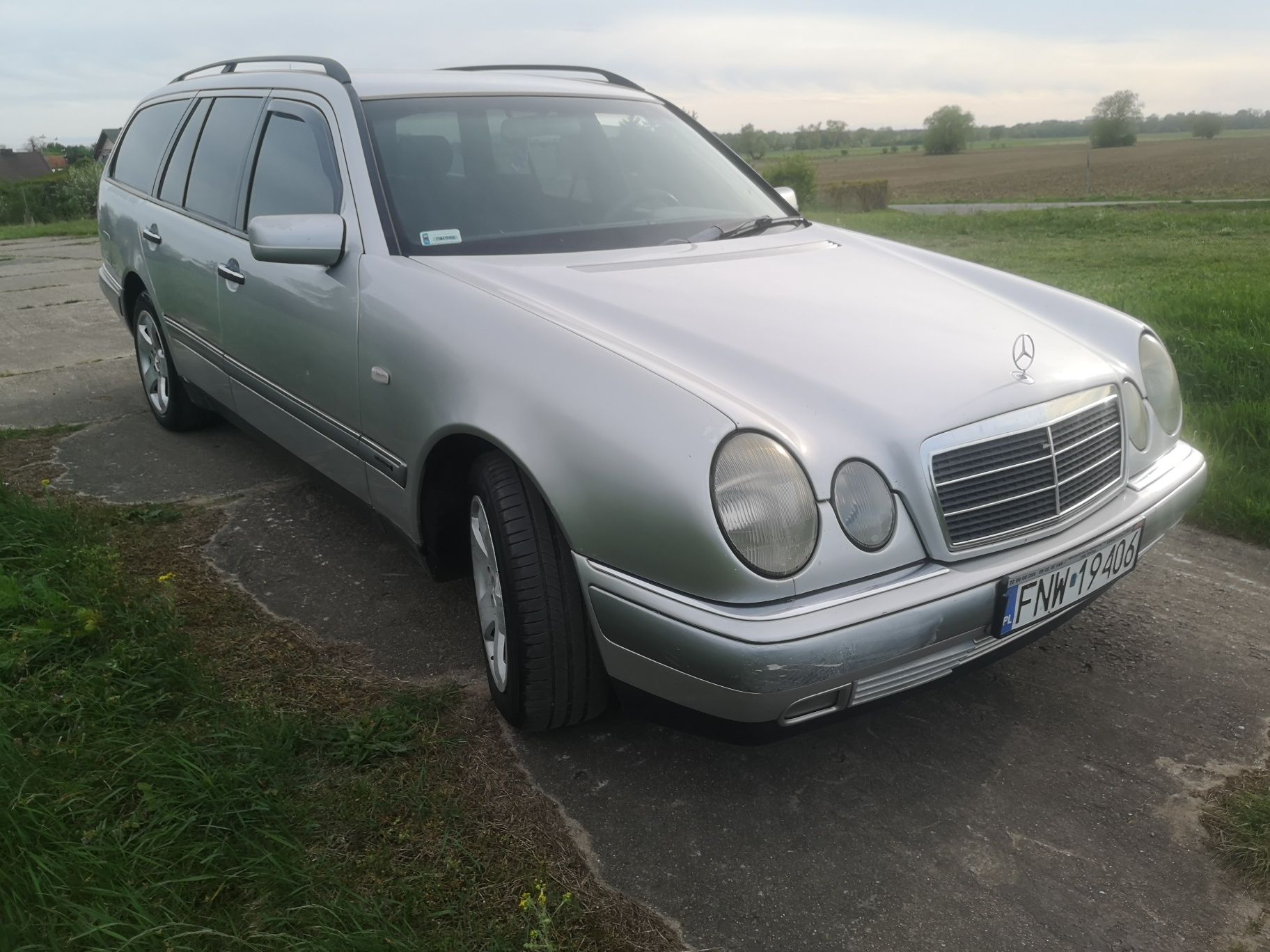 Mercedes Benz E 200 zadbany z gazem sprawna klima