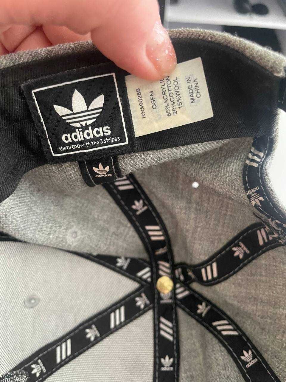 Noszona czapka Adidas